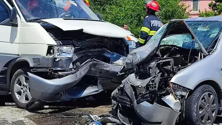 Șase răniți grav și haos în trafic după impactul dintre o mașină și o autoutilitară în Fieni