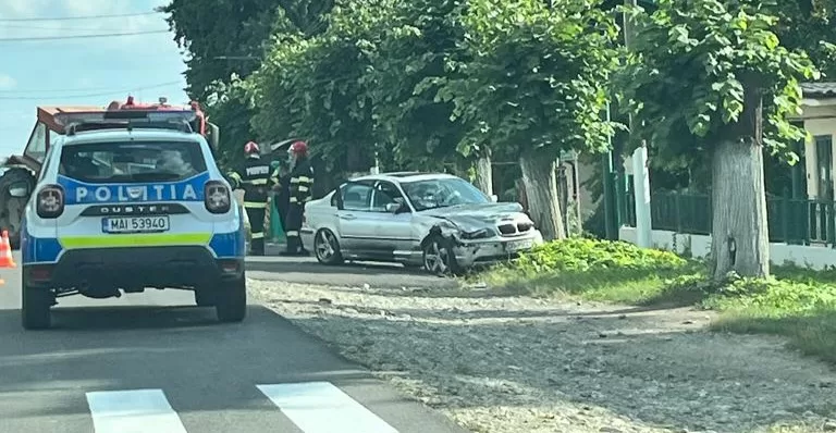 Accident rutier între un autoturism și un utilaj agricol pe DN 72A, în județul Dâmbovița. O persoană rănită