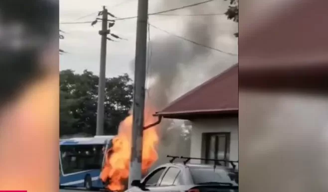 Un autobuz electric a luat foc din senin în Brăila. Un detașament de pompieri a intervenit de urgență pentru stingerea flăcărilor, care cuprinseseră toată partea din spate a mașinii. 