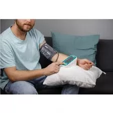 Măsurarea tensiunii arteriale este un procedeu simplu, dar important pentru evaluarea sănătății cardiovasculare. Pentru a măsura tensiunea arterială, urmați acești pași: