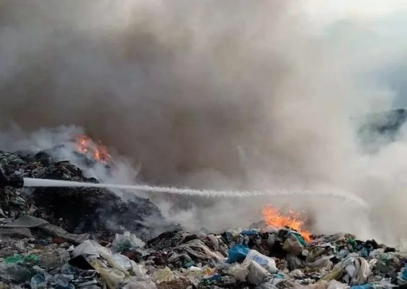 Incendiu de proporții în orașul Răcari: 10 tone de deșeuri au ars într-un incendiu devastator