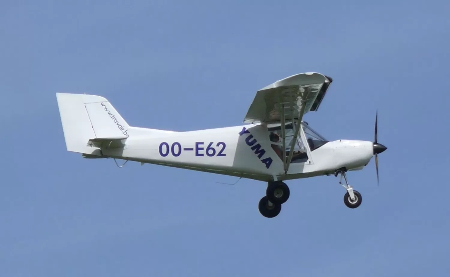 Barbatul care arunca cu rosii din avion asupra unei case a unei femei!