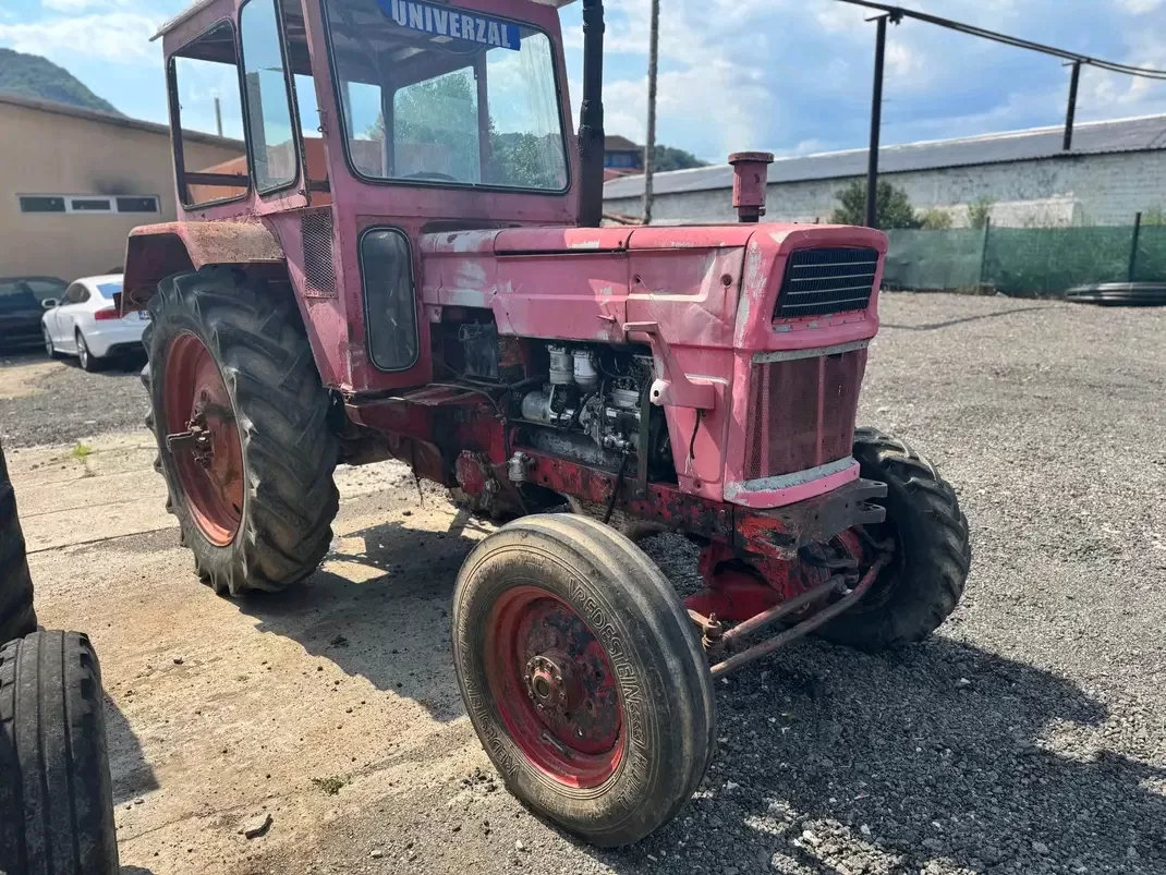 ȘOCAT! Tractorist beat MORT se izbește cu tractorul de o mașină – avea permisul ANULAT și alcoolemie de 1,46!
