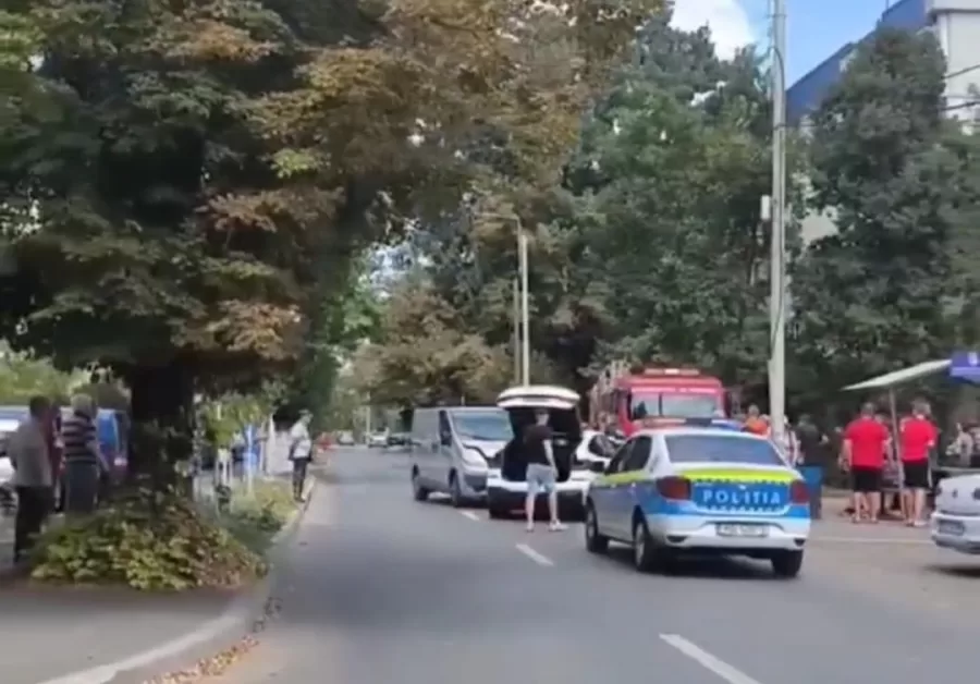 CARNAGIU pe străzile din Târgoviște! TREI mașini făcute ZOB în lanț – Mamă și copil de 5 ani, RĂNIȚI GRAV!