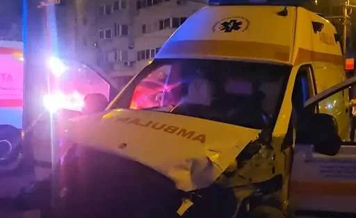 ȘOFER IZBIT DE O AMBULANȚĂ: “Am auzit sirena, dar nu știam de unde vine!” – Incident șocant în centrul Constanței