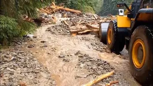 Calamitate naturală pe cel mai spectaculos drum din România: Transfăgărășanul transformat în râu de pietre și lemne