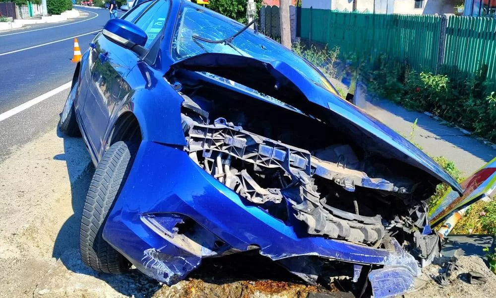 Tragedie pe E70: Doi pensionari în stare gravă după ce mașina a derapat violent într-un șanț