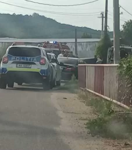 Prăpăd total pe drumul județean! Două mașini s-au ciocnit violent, șoferii duși de urgență la spital