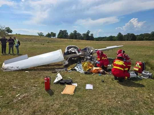 TRAGEDIE AVIATICA ȘOCANTĂ: Avion de mici dimensiuni s-a prăbușit în Orăștie – un mort și un rănit grav