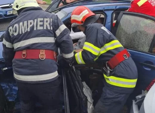 COLIZIUNE VIOLENTĂ pe Bulevardul Unirii! Bărbat de 55 de ani TRANSPORTAT DE URGENȚĂ la spital după un impact devastator