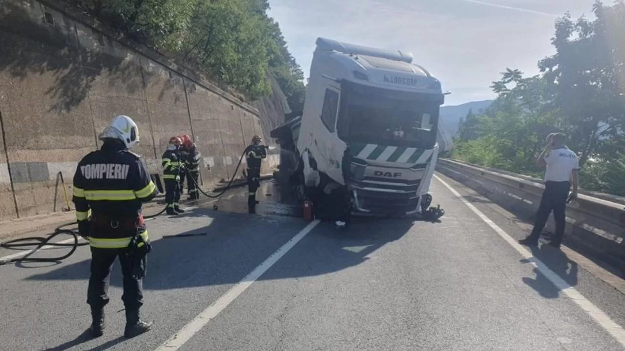 Accident rutier grav la ieşirea din Orşova: Autotren răsturnat, combustibil scurs în Dunăre
