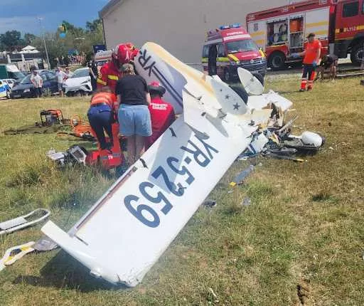 DRAMĂ în Hunedoara: Avion de mici dimensiuni se prăbușește în apropierea unui loc de agrement – Un mort și un rănit grav