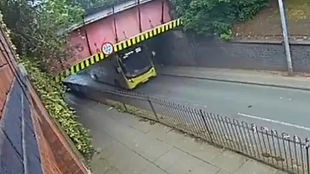 TRAGEDIE ÎN MANCHESTER: Autobuz cu etaj FĂCUT BUCĂȚI de un pod, pasageri ARUNCAȚI pe asfalt!