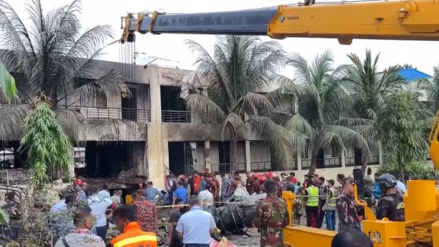 TRAGEDIE FĂRĂ PRECEDENT: Avion militar se prăbușește direct într-o școală plină cu copii – Bilanț devastator!