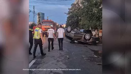 Accident devastator în Craiova: Mașina a retezat un copac și a lovit alte 4 vehicule! Scene de coșmar lângă stadion