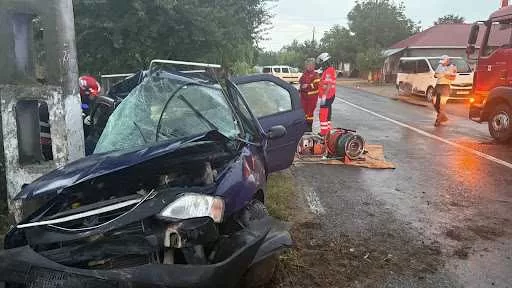 TRAGEDIE CUMPLITĂ în zorii zilei! Doi tineri MORȚI pe loc după ce mașina s-a ZDROBIT de un copac și a fost PROIECTATĂ într-un stâlp