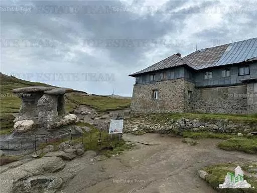 Simbolul Bucegilor se vinde din nou! Cabana Babele, la preț record de 1,6 milioane de euro