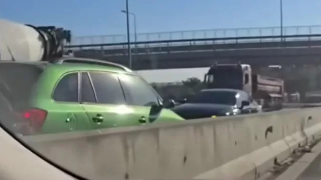 INCREDIBIL pe A2! Şofer în vârstă circulă pe contrasens și îi CEARTĂ pe ceilalți că nu-l lasă să treacă
