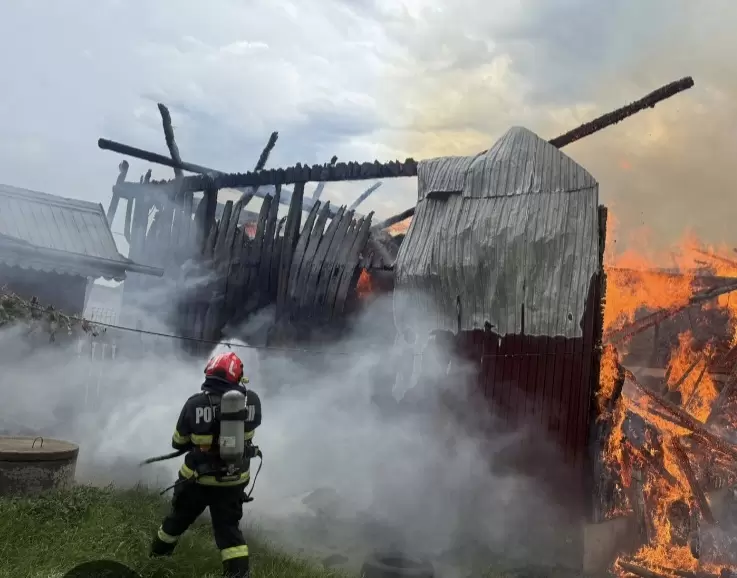 Incendiu devastator la o anexă în comuna Brezoaele