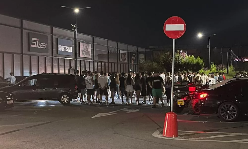 Tineri din Târgoviște se adună în parcarea Dâmbovița Mall pentru distracție nocturnă