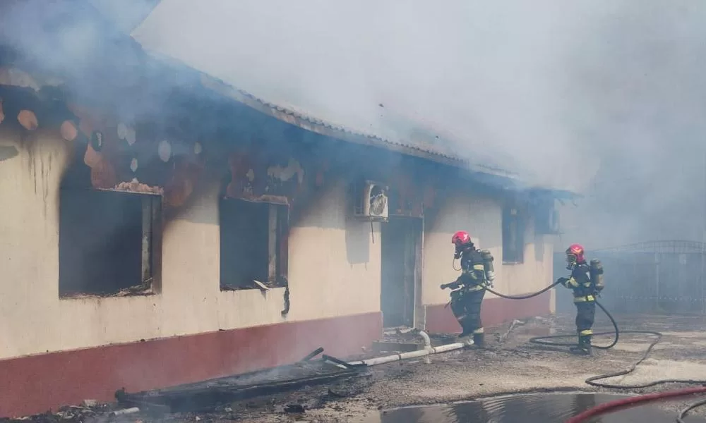 Biserică mistuită complet de flăcări, 7 persoane evacuate în ultimul moment!