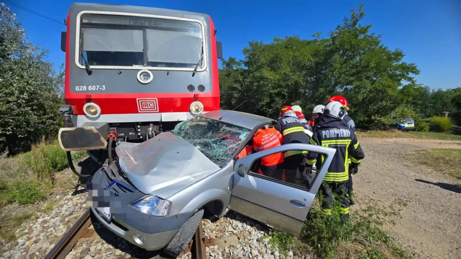 🚨 Tragedie pe calea ferată: Un bătrân a murit pe loc, iar o femeie a fost resuscitată după ce mașina lor a fost lovită de tren