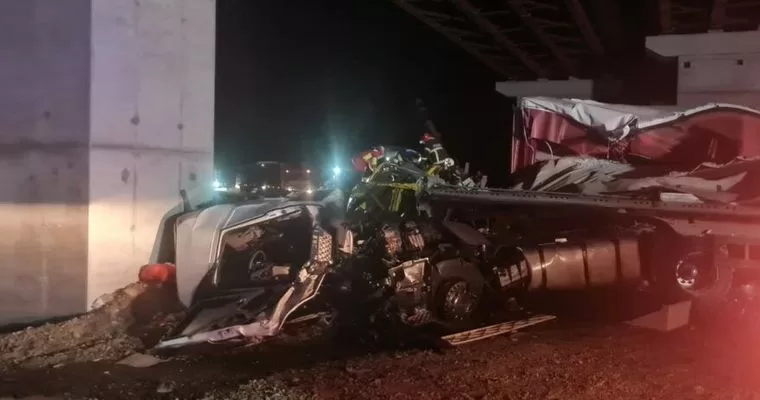 Tragedie în Vrancea: Un Șofer de 35 de Ani și-a Pierdut Viața în urma unui Accidente Rutier cu Două TIR-uri
