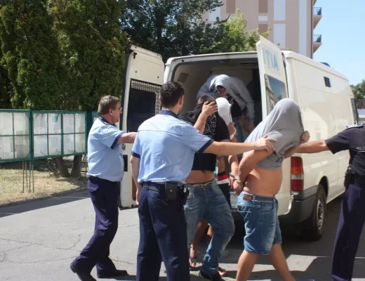 BĂTAIE DE PROPORȚII în Dâmbovița! Polițiștii au tras focuri de armă pentru a opri violențele în stradă