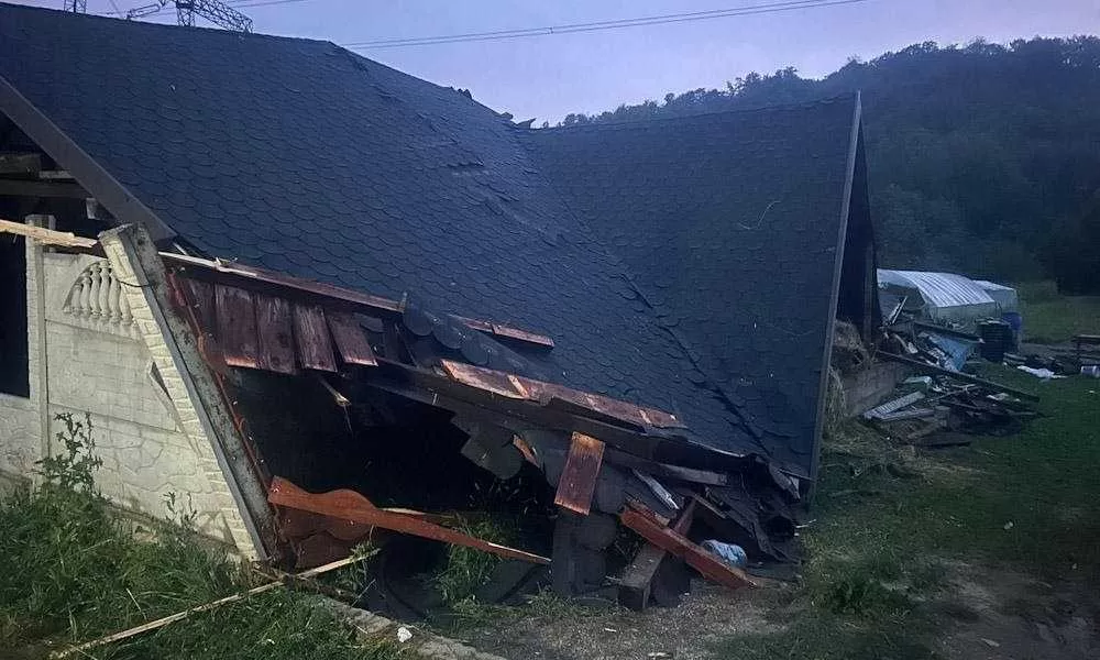 Tânăr de 18 ani, STRIVIT de acoperiș în timpul furtunii! Alți doi la spital