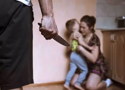 Bărbat beat înjunghie cu cuțitul fiul vitreg de 14 ani la gât și ajunge în arest