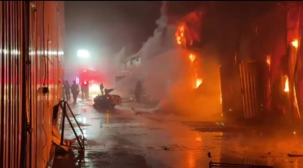 Incendiu DEVASTATOR la Complexul „Dragonul Roșu”: Flăcări și panică în rândul comercianților