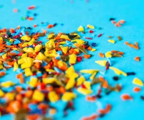 Microplasticele au ajuns în creierul uman: Descoperirea șocantă care ar putea rescrie medicina modernă