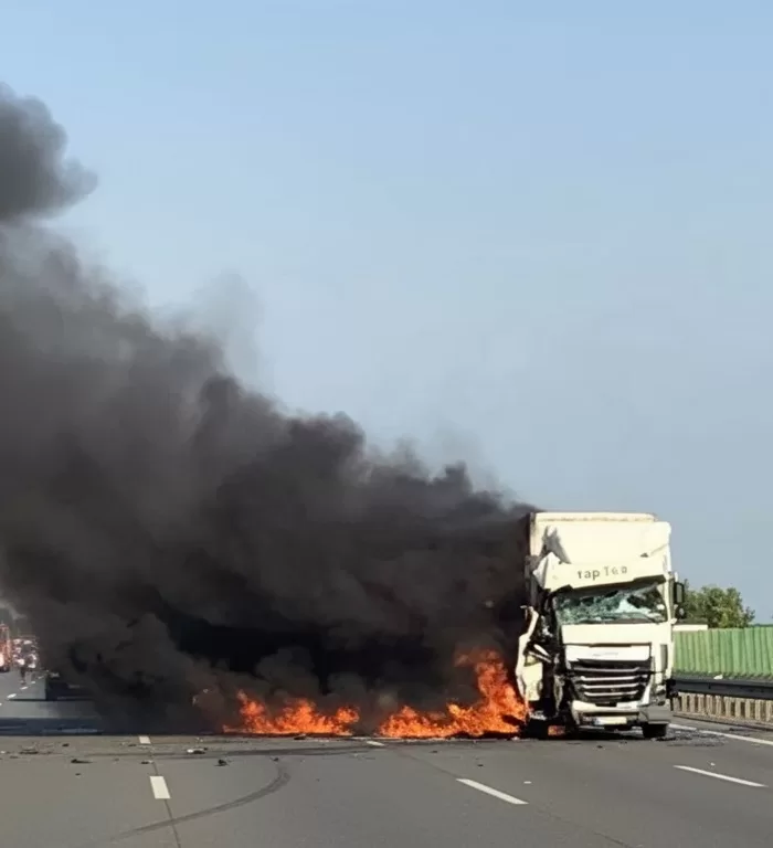 DRAMATIC pe Autostrada A2: Camion în flăcări blochează complet circulația, șoferul făcut praf psihic!