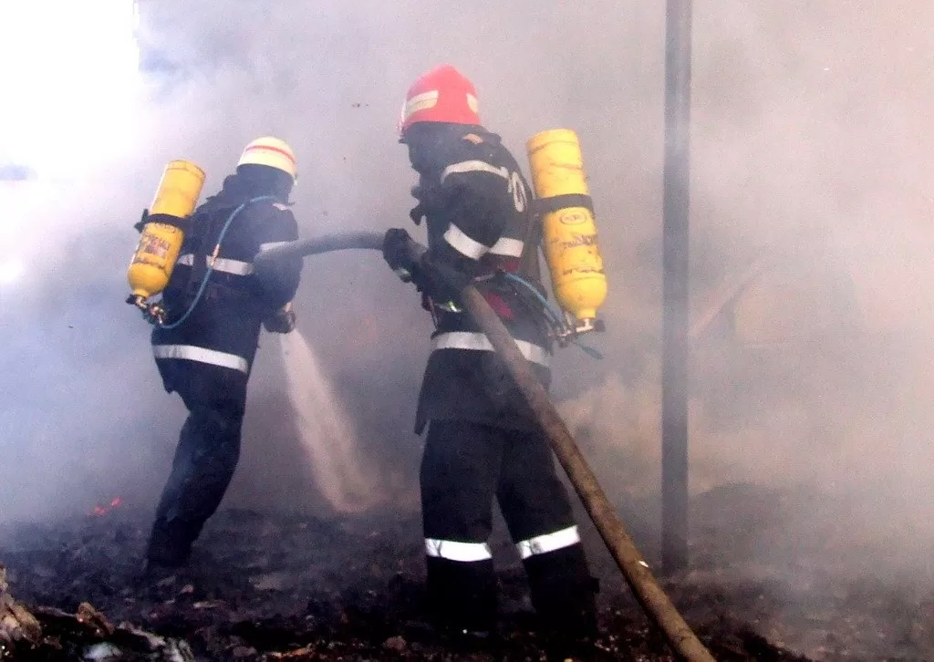FLĂCĂRI PE SCARĂ: Mobilierul dintr-un bloc din Pucioasa ia foc în plină zi!