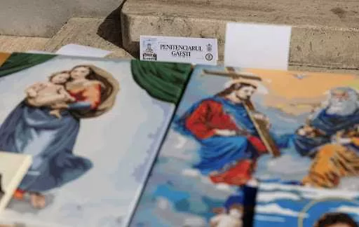 Icoane din spatele gratiilor: Deținuții care pictează speranța și libertatea