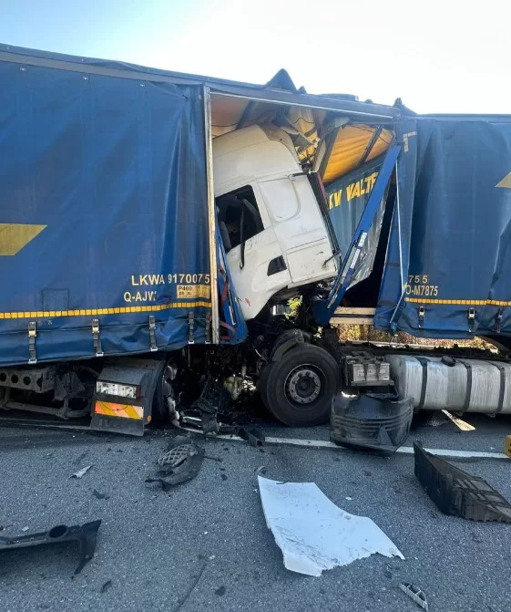  HAOS TOTAL pe DN6! Două TIR-uri s-au făcut PRAF! Trafic blocat, șoferi disperați!