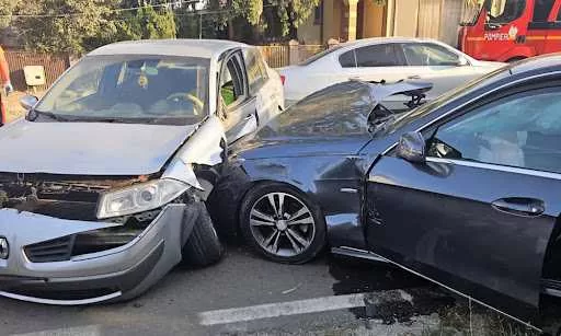 🚨 Trei Mașini Făcute Praf, Șofer Salvat de Pompieri din Fiarele Contorsionate