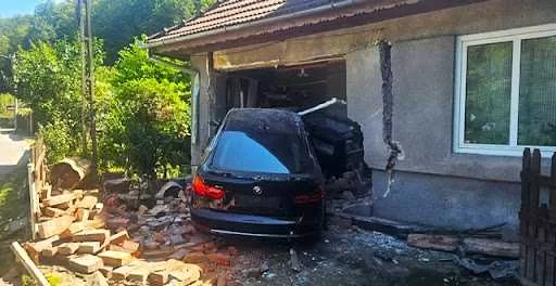 🚨 Tânăr de 18 ani, la un pas de tragedie: BMW-ul său a intrat direct într-o casă!