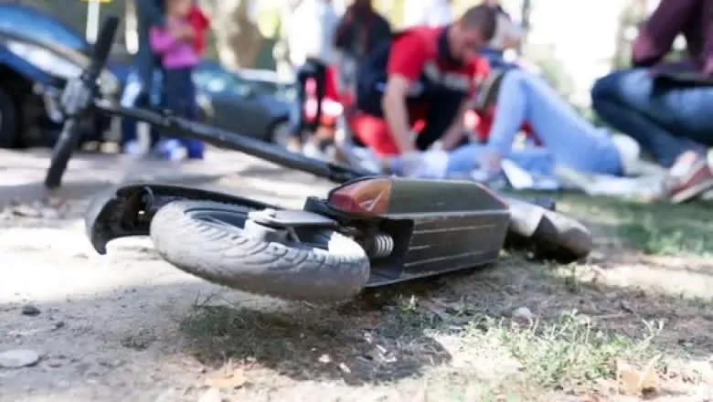 TRAGEDIE ÎNFIORĂTOARE: Copil de 13 ani MOARE după trei săptămâni de AGONIE în urma unui accident cu trotineta electrică