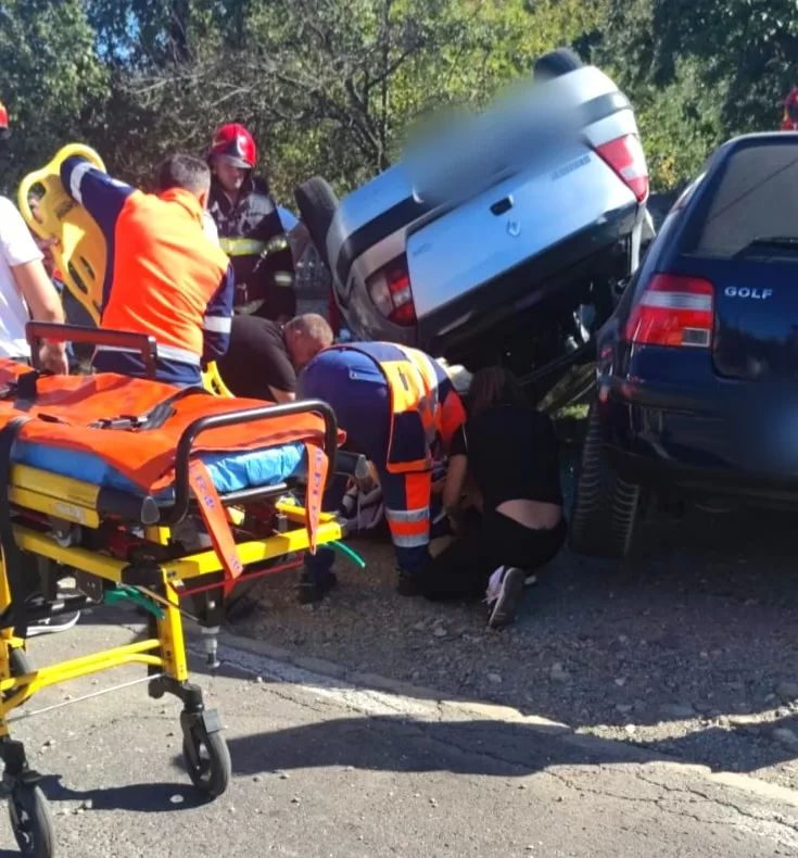 Carambol Șocant pe Valea Dâmboviței: Mașină Răsturnată, Trei Femei la Spital