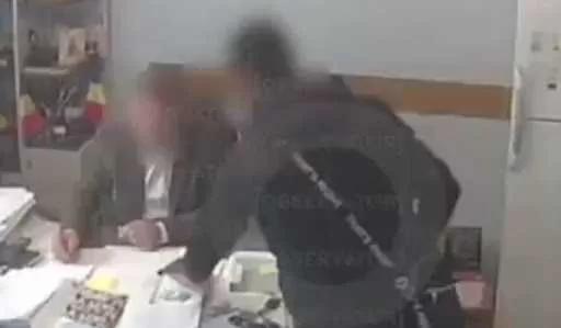 PRIMAR FILMAT ÎN TIMP CE NUMĂRA MITA SUB BIROU! Contracte de sute de mii de lei acordate pe plicuri cu bani