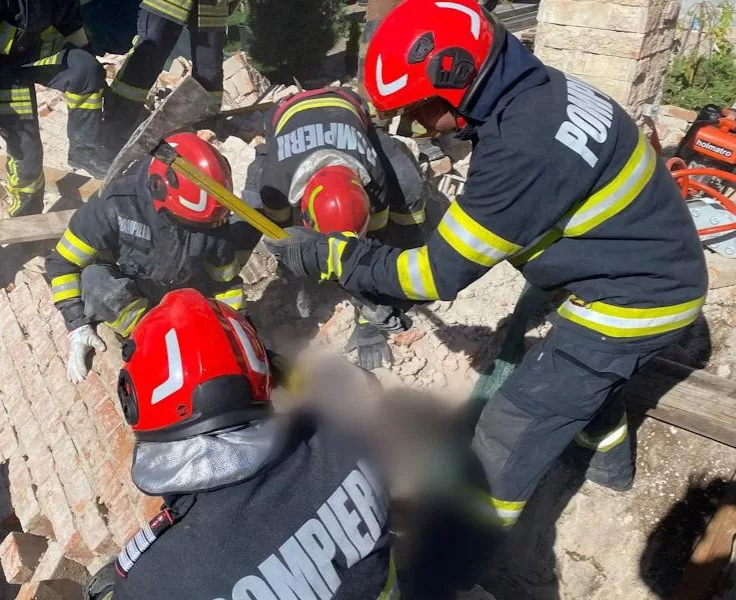 Groază pe șantierul din Câmpina: Un muncitor a murit, altul a fost scos de sub dărâmături