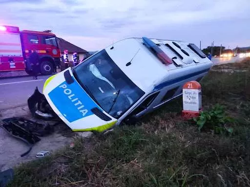 Mașină de poliție FĂCUTĂ PRAF după ce a zburat într-un cap de pod! Agent rănit GRAV!