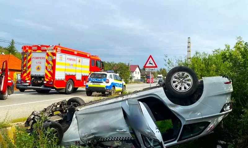 MIRACOL pe Varianta Ocolitoare! Taximetrist scăpat ca prin minune după ce mașina s-a răsturnat violent