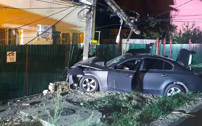 Șofer cu BMW DEMOLEAZĂ tot ce întâlnește în cale – Gard distrus, stâlp rupt și conductă de gaze avariată!
