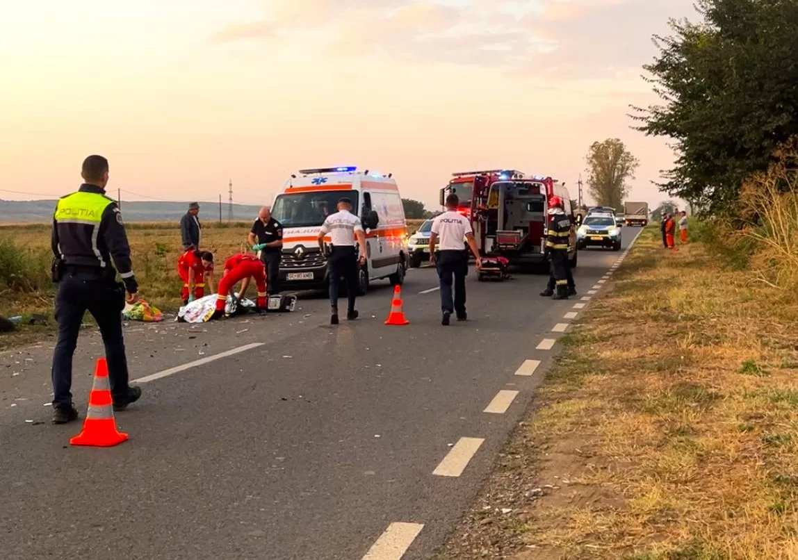 🚨 Tragedie la Matca: Căruță spulberată de o mașină de poliție – o femeie a murit pe loc, trei oameni răniți grav