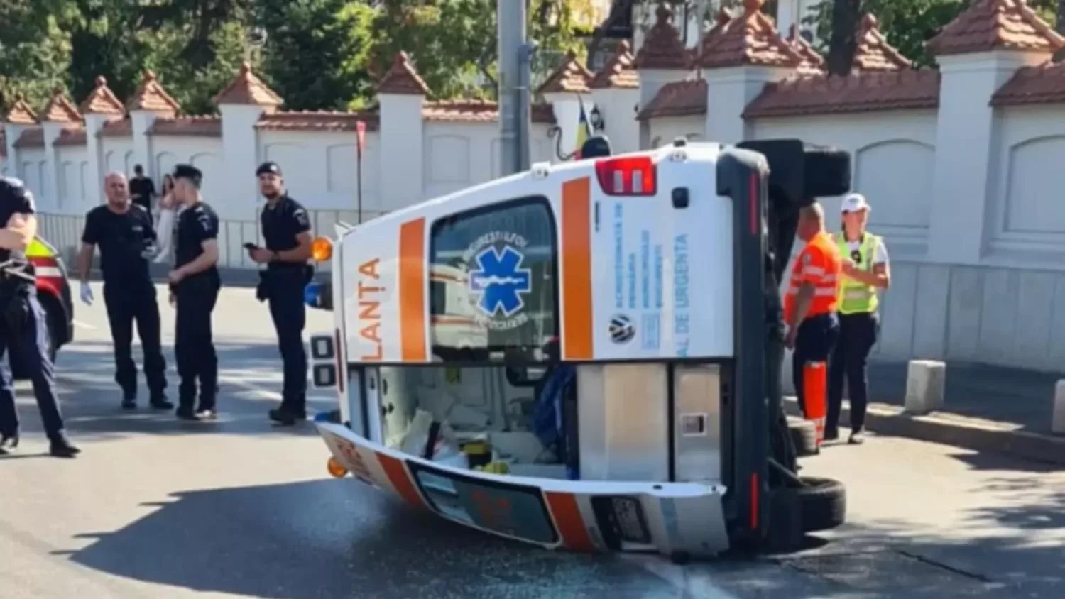 🚨 „Ambulanță Răsturnată în Misiune: Scene de Groază pe Șosea și Doi Răniți în Urma Impactului!”