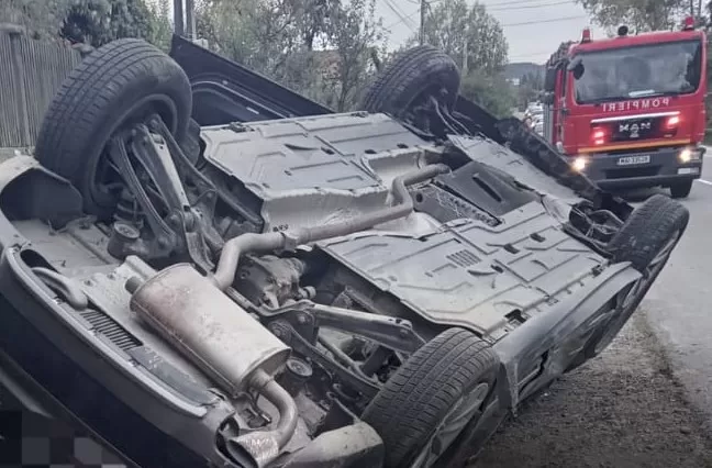 Doi bărbați ajung la spital după ce mașina a ieșit de pe carosabil