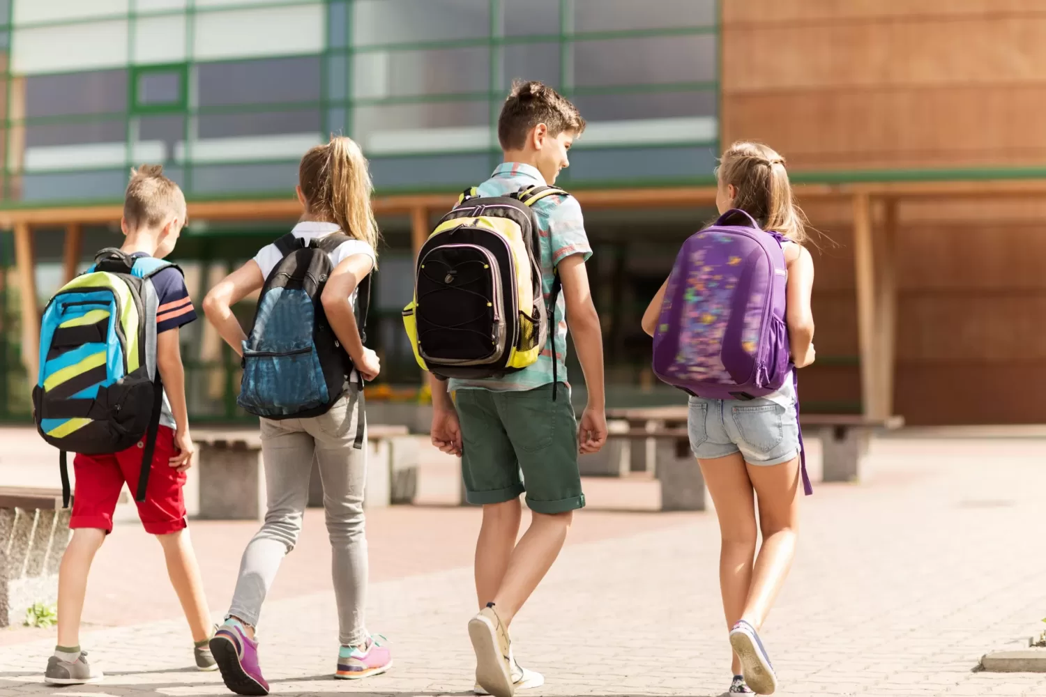 🎒📚 65.000 de elevi din Dâmbovița se întorc mâine la școală!