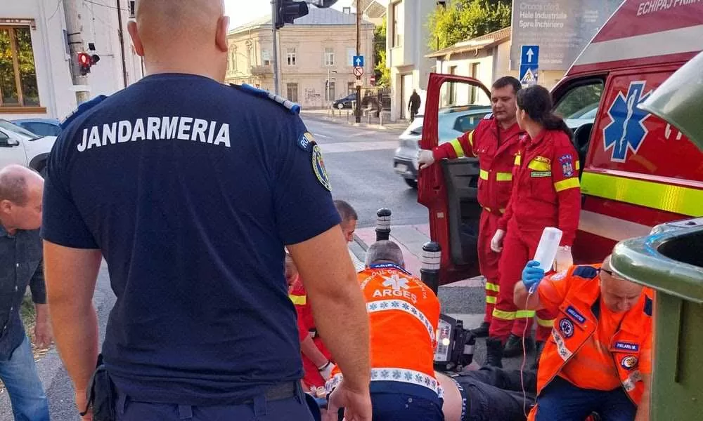 Gestul care a făcut diferența: Un jandarm din Argeș a readus la viață un bărbat prăbușit în stradă
